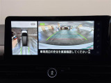 【アラウンドビューモニター】自車周辺をぐるりと俯瞰できるカメラで危険を察知。上空からの映像で自動車や障害物の位置が詳細に確認できるので、狭い駐車場でも安心して駐車できますね。