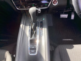運転席周辺のスマートなレイアウトが、操作のしやすさを実現。快適なドライブをサポートします。手元で操作ができる、電子制御パーキングブレーキ。