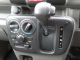 走行状態に合わせて無段階かつ連続的に変速。つねに適切なギヤ比で滑らかに走れるCVTです。シフトノブの位置がステアリングに近く運転しやすいインストシフトノブです。エアコンは扱いやすいマニュアルエアコンです