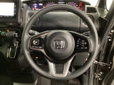 ハンドルにHondaセンシング系のクルーズコントロールやレーンキープアシストなどのスイッチと、オーディオの操作スイッチが装備されています。ハンドルから手を離さず安全に操作できます。