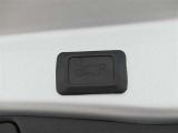 ワンタッチでバックドアが開閉。重たいバックドアも力いらずで開閉できる便利なパワーバックドア付きです!