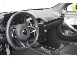 スーパーカーを再定義するべく、中核となるあらゆるファクターの見直しに臆することなく挑戦。この先駆的な技術革新により驚異的なパフォーマンスを実現し、ハンドリングの精度は新たな高みへと登りつめました。