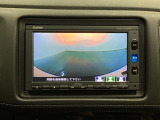 ギヤをR(バック)に入れるとナビの画面に後ろの映像が映るリアカメラ付です。後退時、コンディションが悪い視界でもカラーバックモニターがドライバーをサポートします。