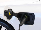 専用コードを接続するだけで簡単に充電が行えます。プラグインハイブリッドモデルT6 AWD PHEVは、走行中の充電のほか、自宅などに設置された充電機器からの充電が可能です。