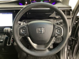 ハンドルにHondaセンシング系のクルーズコントロールやレーンキープアシストなどのスイッチと、オーディオの操作スイッチが装備されています。ハンドルから手を離さず安全に操作できます。