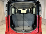 後部トランクスペースも広大です。ただ広いだけでなく積載性にも優れた形状でとても使いやすい!軽い力で開閉可能なのもメリットです!