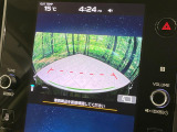 【バックカメラ】駐車時に後方がリアルタイム映像で確認できます。大型商業施設や立体駐車場での駐車時や、夜間のバック時に大活躍!運転スキルに関わらず、今や必須となった装備のひとつです!