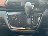 シフト、エアコンスイッチ類が一カ所にまとまってますので操作性がとっても良いです☆