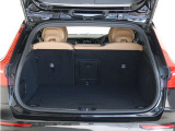 ラゲッジスペースはほぼスクエアに近い形状で、リアサスペンションの張り出しもありません。かさばる荷物でも気にせずに積み込めて、クラス最大級の積載能力を無駄にすることなく有効に活用できる空間です。