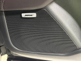 【BOSEサウンドシステム】メーカーオプションの高品位サウンドシステムを搭載。専用のチューニングが施された大小様々なスピーカーから良質なサウンドが奏でられ、臨場感あふれる音響空間を演出します。