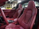 ボルドーレッド内装です