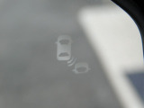 斜め後方から接近する車両を知らせるブラインドスポットインフォメーションを搭載しております。夜間や雨天などの視界の悪いシーンでも点灯して注意喚起いたします。