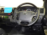 運転席まわりです。 各操作スイッチは使いやすい位置に配置されてます。