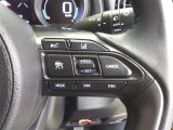 ステアリングには運転中でも簡単に操作できる各種スイッチついてます