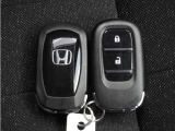 ◆スマートキー◆カギをバッグやポケットに入れたままでもドアロックの開閉ができる『スマートキー』付き!雨天や暗くなってもカギを取り出す必要がなくドアの開錠&エンジンも始動できます
