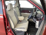 フロント広々、ベンチシートの運転席は、ハイトアジャスターが付いているので、快適にドライブができます。ハンドルはチルトステアリングで、ハンドル位置を上下に調節できます。