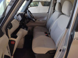ゆったりとした運転席廻りです。助手席も広々とお使い頂けます。後席の膝元の広さは必見です!!是非、現車で確認して下さい☆