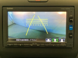 バックでの車庫入れも安心です! リアカメラが付いているバックモニター付のナビを装備しております。操作線もついており距離感も画面から確認できます。