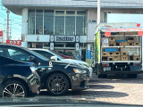 【カラーヘッドアップディスプレイ】現在の速度や走行情報をデジタル表示で運転席前方のガラスに投影!カラー付きで視認性も高く、運転中目線をずらさず必要な情報を確認できるのでとっても便利で安心!