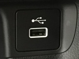 【USBポート】USBポートも装備されています、スマートフォンの充電やオーディオに連携も可能です、今や欠かせない装備の一つです!