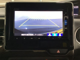 バックでの車庫入れも安心です! リアカメラが付いているバックモニター付のナビを装備しております。操作線もついており距離感も画面から確認できます。
