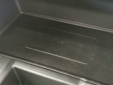 【ワイヤレスデバイスチャージング】ワイヤレス充電が可能になります。ケーブル接続のわずらわしさがなくなり、運転席周りもスッキリします。
