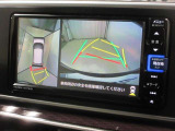 パノラマモニター付きです。車両を上から見たような映像をナビゲーション画面に表示。運転席からの目視だけでは見にくい、車両周辺の状況をリアルタイムでしっかり確認できます。