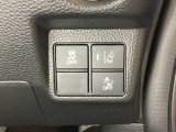 Hondaセンシング用の、VSA(ABS+TCS+横滑り抑制)解除とレーンキープアシストシステムのメインスイッチなどはハンドルの右側に装備しています。