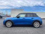 ご納車前には、MINIを熟知したメカニックによる100項目の点検・整備を行います。不具合箇所、交換時期に達している部品に関しましては、全て当社負担で交換してからのご納車となります。