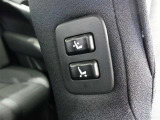 助手席もパワーシート付です。運転席からは、助手席肩口パワーシートスイッチで助手席シートの操作が手軽にできます。