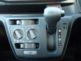 シフトとエアコンです。ダイヤル式のマニュアルエアコンになります。シンプルで使いやすい!