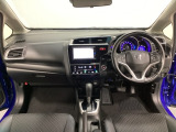 車内は光触媒抗菌消臭施工済です。インパネ周りはスタイリッシュなデザインです。グローブボックスやカップホルダーのほかにトレーなどたくさんの収納スペースが付いています。
