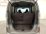 開口部も広く荷物の積み下ろしもしやすいお車となっております。シートの背もたれは5:5の割合で背もたれを可倒でき、前後のシートスライドもできるので荷室をひろげることができます。