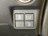 Hondaセンシング用の、VSA(ABS+TCS+横滑り抑制)解除とレーンキープアシストシステムのメインスイッチなどはハンドルの右側に装備しています。