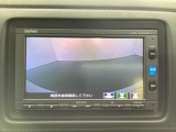 ギヤをR(バック)に入れるとナビの画面に後ろの映像が映るリアカメラ付です。後退時、コンディションが悪い視界でもカラーバックモニターがドライバーをサポートします。