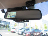 『ディスプレイ付きミラー』はとっても便利♪♪ アラウンドビューモニターの画像がバックミラーにも映す事ができます♪♪ 目線の移動が少なく安心です♪♪