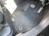 シートの足元には純正フロアマットが装着されております。