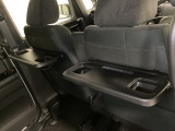 運転席・助手席の背もたれには、2列目シート用にカップホルダー付きの「格納式のシートバックテーブル」を装備しています。休憩時のちょっとした時間などカップを置いたり、小物置きに使えて便利です。