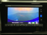 ギヤをR(バック)に入れるとナビの画面に後ろの映像が映るリアカメラ付です。後退時、コンディションが悪い視界でもカラーバックモニターがドライバーをサポートします。