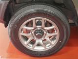 スポーティな印象を与える純正ホイールです。どこまでも走っていきたくなるようなデザインですね♪