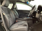 広い足元にゆったり座れるシートには肘掛けも装備しており長距離の運転でも疲れにくくなってます。女性でも運転がしやすいように、シートの高さ調整機能(シートリフター)がついています。