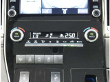 オートエアコンを装備しておりますので、四季を通じて車内を快適な温度に保つことが出来ます!高級感が有りますね!