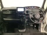 車内は光触媒抗菌消臭施工済です。インパネ周りはスタイリッシュなデザインです。グローブボックスやカップホルダーのほかにトレーなどたくさんの収納スペースが付いています。