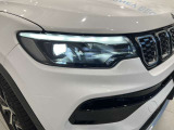 デイランプ搭載のLEDヘッドライト。オートハイビーム機能搭載でより安全なドライビングを実現。