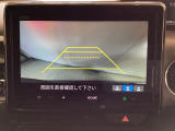 バックでの車庫入れも安心です! リアカメラが付いているバックモニター付のディスプレイ・オーディオを装備しております。操作線もついており距離感も画面から確認できます。