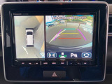 全方位カメラ付き。車を真上から見たような映像で、車の死角を少なくし、安全運転をサポートします。