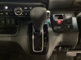 CVT車のセレクトレバーです。低速から高速まで、変速ショックのないスムーズな走りと、エンジン効率のよい領域を維持して燃費にも貢献します。サイドブレーキはスイッチ操作の電子制御パーキングブレーキです。