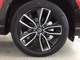 【アルミホイール】純正アルミホイール装備!足元を際立たせ、軽快な走りを演出します!印象もアップし、スタイルも引き締まります!スポーティーさの中にラグジュアリーを感じさせるデザインですね♪