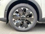ピクセルパターンが刻まれた18インチホイール 215/55R18