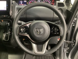 ハンドルにHondaセンシング系のクルーズコントロールやレーンキープアシストなどのスイッチと、オーディオの操作スイッチが装備されています。ハンドルから手を離さず安全に操作できます。